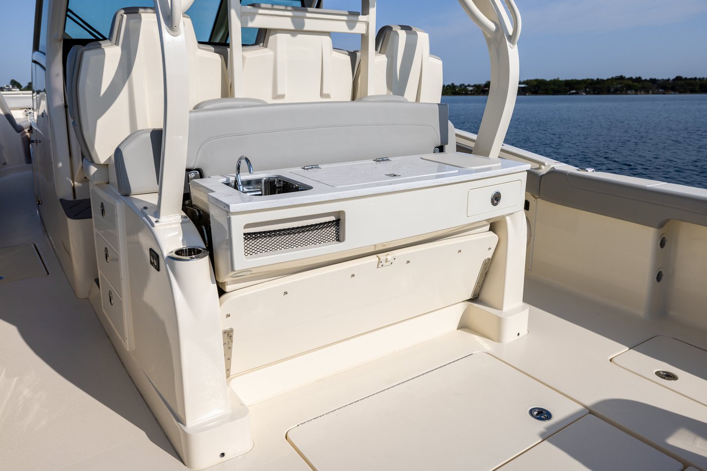 Convertible leaning post with grill and sink